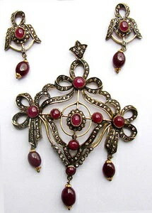 ビクトリア朝様式の3.64カラットローズカットダイヤモンドルビーウェディングペンダントセット。早期購入でお得に