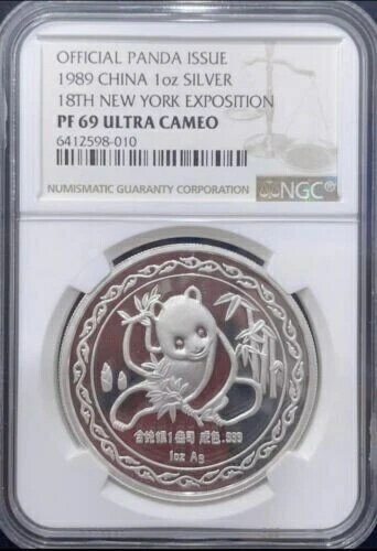 NGC PF69 1989 China New York Expo Silver Panda medal 1oz Official Panda issue商品について歴史的期間：中華人民共和国（1949年〜現在）組成：銀製造年：1989年製造国／地域：中国認証：NGC注意事項※以下の注意事項をご理解のうえ、ご購入ください■ 鑑定済みコイン・紙幣について各種コイン・紙幣の鑑定機関（NGC、PCGS、PMGなど）は、収集品の真贋鑑定およびグレーディングを行う専門機関です。鑑定後の商品は、専用ケース（スラブ）に封入され、状態を示すグレードが付与されます。■ グレードについてグレードはコイン・紙幣自体の状態を評価するものであり、ケース自体の品質や状態を保証するものではありません。製造・輸送時の影響により、以下のような状態が発生する場合がございます。- 軽微なスレ傷・拭き傷（特に光の角度で見えるもの）- ケース内部のホコリ・小さな異物（鑑定機関の検品基準を満たしている場合）- ラベルのズレ・わずかな傾きこれらは鑑定機関の基準内であり、返品・交換の対象とはなりませんのでご了承ください。■ ラベルの種類について各鑑定機関では、コイン・紙幣の状態や鑑定の結果に応じて異なるラベルが付与されます。- 通常ラベル（Standard/Regular）：一般的なグレード付き鑑定済みコイン・紙幣- オーセンティック（Authentic）：グレードなしで真贋のみ保証- 詳細グレード（Details）：クリーニング跡やエッジのダメージがあるが本物と認定- 特別ラベル（Special Label）：記念版や特定のデザインの限定ラベル - 例：NGC「Early Releases」「First Releases」、PCGS「First Strike」 などグレードやラベルの種類は、商品画像および説明文をご確認のうえ、ご購入ください。■ 在庫状況について当店の商品は海外から取り寄せております。ご購入のタイミングによっては在庫切れとなる場合がございます。その際はご連絡のうえ、ご注文をキャンセルさせていただく場合がございますので、あらかじめご了承ください。■ ご注文後のキャンセルについてご注文と同時に商品のお取り寄せを開始するため、お客様都合によるキャンセルは承っておりません。■ 配送についてお届けまでに通常2〜3週間ほどかかります。海外の祝日や天候、税関手続きにより通常より配送が遅れる可能性がございます。■ 保証について商品説明に英語で「保証（warranty）」と記載があっても、日本国内では適用されませんのでご了承ください。 当店では、商品到着後7日以内の初期不良に限り、対応させていただきます。 （返品規約の詳細については、楽天市場内の会社概要欄下部をご参照ください。）■ 商品の色・素材感について撮影環境やモニター設定により、実際の商品と色味や質感が異なる場合がございます。■ 価格変動について希少性の高い商品は市場価格の変動により、追加料金をお願いする場合がございます。追加料金に同意いただけない場合には、ご注文のキャンセルが可能ですので、ご安心ください。■ その他サービスについて海外製品の輸入代行も承っております。ショップに掲載されていない商品でもお探し可能ですので、お気軽にご相談ください。尚、業者販売（業販）や複数購入の場合、割引対応も可能です。ご希望の方はお問い合わせください。