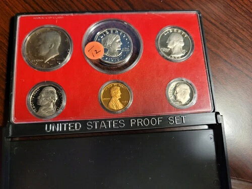 1979 S Type 2 United States Mint 6 Coin Clad Proof Set Susan B Anthony Type 2商品について出品者メモ「外箱なし」流通/未流通額面：1ドル、50セント、25セント、10セント、5セント、1セント材質：銅/ニッケルクラッド発行年：1979年 タイプ：2刻印：プルーフ造幣局所在地：サンフランシスコグレード：未鑑定製造国/地域：アメリカ合衆国修正アイテム番号：認証：アメリカ合衆国造幣局注意事項※以下の注意事項をご理解のうえ、ご購入ください■ 鑑定済みコイン・紙幣について各種コイン・紙幣の鑑定機関（NGC、PCGS、PMGなど）は、収集品の真贋鑑定およびグレーディングを行う専門機関です。鑑定後の商品は、専用ケース（スラブ）に封入され、状態を示すグレードが付与されます。■ グレードについてグレードはコイン・紙幣自体の状態を評価するものであり、ケース自体の品質や状態を保証するものではありません。製造・輸送時の影響により、以下のような状態が発生する場合がございます。- 軽微なスレ傷・拭き傷（特に光の角度で見えるもの）- ケース内部のホコリ・小さな異物（鑑定機関の検品基準を満たしている場合）- ラベルのズレ・わずかな傾きこれらは鑑定機関の基準内であり、返品・交換の対象とはなりませんのでご了承ください。■ ラベルの種類について各鑑定機関では、コイン・紙幣の状態や鑑定の結果に応じて異なるラベルが付与されます。- 通常ラベル（Standard/Regular）：一般的なグレード付き鑑定済みコイン・紙幣- オーセンティック（Authentic）：グレードなしで真贋のみ保証- 詳細グレード（Details）：クリーニング跡やエッジのダメージがあるが本物と認定- 特別ラベル（Special Label）：記念版や特定のデザインの限定ラベル - 例：NGC「Early Releases」「First Releases」、PCGS「First Strike」 などグレードやラベルの種類は、商品画像および説明文をご確認のうえ、ご購入ください。■ 在庫状況について当店の商品は海外から取り寄せております。ご購入のタイミングによっては在庫切れとなる場合がございます。その際はご連絡のうえ、ご注文をキャンセルさせていただく場合がございますので、あらかじめご了承ください。■ ご注文後のキャンセルについてご注文と同時に商品のお取り寄せを開始するため、お客様都合によるキャンセルは承っておりません。■ 配送についてお届けまでに通常2〜3週間ほどかかります。海外の祝日や天候、税関手続きにより通常より配送が遅れる可能性がございます。■ 保証について商品説明に英語で「保証（warranty）」と記載があっても、日本国内では適用されませんのでご了承ください。 当店では、商品到着後7日以内の初期不良に限り、対応させていただきます。 （返品規約の詳細については、楽天市場内の会社概要欄下部をご参照ください。）■ 商品の色・素材感について撮影環境やモニター設定により、実際の商品と色味や質感が異なる場合がございます。■ 価格変動について希少性の高い商品は市場価格の変動により、追加料金をお願いする場合がございます。追加料金に同意いただけない場合には、ご注文のキャンセルが可能ですので、ご安心ください。■ その他サービスについて海外製品の輸入代行も承っております。ショップに掲載されていない商品でもお探し可能ですので、お気軽にご相談ください。尚、業者販売（業販）や複数購入の場合、割引対応も可能です。ご希望の方はお問い合わせください。