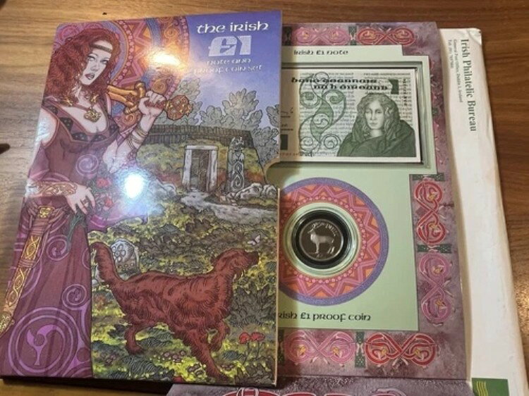 希少な1990年アイルランド・ポンド/パントセット - オリジナル封筒付き。ぜひチェックしてみてください！