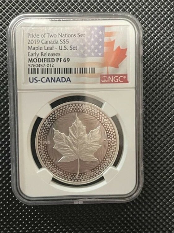 2019 S5$ Canada Maple Leaf Pride of Two Nations 1 oz Silver NGC ER Modified PF69商品について販売者メモ「CERTIFIED（認定済み）」コイン：カナディアン・メープルリーフ組成：銀年：2019年刻印タイプ：モディファイド・プルーフ純度：0.999グレード：PR 69単位あたりの貴金属含有量：1オンス製造国／地域：カナダブランド／造幣局：ロイヤル・カナディアン・ミント総貴金属含有量：1オンス認証：NGC注意事項※以下の注意事項をご理解のうえ、ご購入ください■ 鑑定済みコイン・紙幣について各種コイン・紙幣の鑑定機関（NGC、PCGS、PMGなど）は、収集品の真贋鑑定およびグレーディングを行う専門機関です。鑑定後の商品は、専用ケース（スラブ）に封入され、状態を示すグレードが付与されます。■ グレードについてグレードはコイン・紙幣自体の状態を評価するものであり、ケース自体の品質や状態を保証するものではありません。製造・輸送時の影響により、以下のような状態が発生する場合がございます。- 軽微なスレ傷・拭き傷（特に光の角度で見えるもの）- ケース内部のホコリ・小さな異物（鑑定機関の検品基準を満たしている場合）- ラベルのズレ・わずかな傾きこれらは鑑定機関の基準内であり、返品・交換の対象とはなりませんのでご了承ください。■ ラベルの種類について各鑑定機関では、コイン・紙幣の状態や鑑定の結果に応じて異なるラベルが付与されます。- 通常ラベル（Standard/Regular）：一般的なグレード付き鑑定済みコイン・紙幣- オーセンティック（Authentic）：グレードなしで真贋のみ保証- 詳細グレード（Details）：クリーニング跡やエッジのダメージがあるが本物と認定- 特別ラベル（Special Label）：記念版や特定のデザインの限定ラベル - 例：NGC「Early Releases」「First Releases」、PCGS「First Strike」 などグレードやラベルの種類は、商品画像および説明文をご確認のうえ、ご購入ください。■ 在庫状況について当店の商品は海外から取り寄せております。ご購入のタイミングによっては在庫切れとなる場合がございます。その際はご連絡のうえ、ご注文をキャンセルさせていただく場合がございますので、あらかじめご了承ください。■ ご注文後のキャンセルについてご注文と同時に商品のお取り寄せを開始するため、お客様都合によるキャンセルは承っておりません。■ 配送についてお届けまでに通常2〜3週間ほどかかります。海外の祝日や天候、税関手続きにより通常より配送が遅れる可能性がございます。■ 保証について商品説明に英語で「保証（warranty）」と記載があっても、日本国内では適用されませんのでご了承ください。 当店では、商品到着後7日以内の初期不良に限り、対応させていただきます。 （返品規約の詳細については、楽天市場内の会社概要欄下部をご参照ください。）■ 商品の色・素材感について撮影環境やモニター設定により、実際の商品と色味や質感が異なる場合がございます。■ 価格変動について希少性の高い商品は市場価格の変動により、追加料金をお願いする場合がございます。追加料金に同意いただけない場合には、ご注文のキャンセルが可能ですので、ご安心ください。■ その他サービスについて海外製品の輸入代行も承っております。ショップに掲載されていない商品でもお探し可能ですので、お気軽にご相談ください。尚、業者販売（業販）や複数購入の場合、割引対応も可能です。ご希望の方はお問い合わせください。