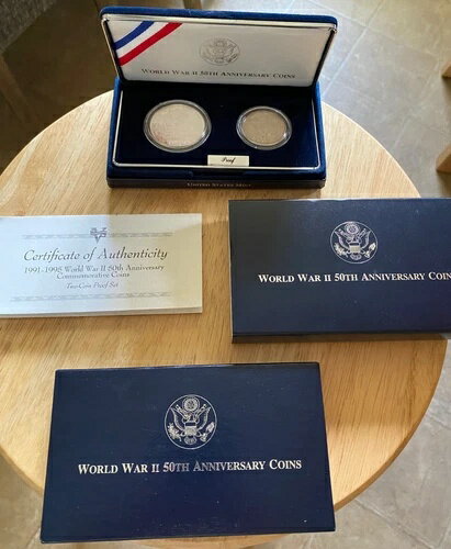 1991 - 1995 World War II 50th Anniversary Commemorative 2 Coin Proof Set OGP COA商品について販売者メモ「米国造幣局発行のプルーフコインは両方ともミントパッケージに入っています」流通/非流通額面 1ドル材質 現代銀貨/クラッド発行年 1995年打刻タイプ プルーフ純度 0.9特徴 記念品造幣局所在地 ウェストポイント製造国/地域 アメリカ合衆国認定 米国造幣局注意事項※以下の注意事項をご理解のうえ、ご購入ください■ 鑑定済みコイン・紙幣について各種コイン・紙幣の鑑定機関（NGC、PCGS、PMGなど）は、収集品の真贋鑑定およびグレーディングを行う専門機関です。鑑定後の商品は、専用ケース（スラブ）に封入され、状態を示すグレードが付与されます。■ グレードについてグレードはコイン・紙幣自体の状態を評価するものであり、ケース自体の品質や状態を保証するものではありません。製造・輸送時の影響により、以下のような状態が発生する場合がございます。- 軽微なスレ傷・拭き傷（特に光の角度で見えるもの）- ケース内部のホコリ・小さな異物（鑑定機関の検品基準を満たしている場合）- ラベルのズレ・わずかな傾きこれらは鑑定機関の基準内であり、返品・交換の対象とはなりませんのでご了承ください。■ ラベルの種類について各鑑定機関では、コイン・紙幣の状態や鑑定の結果に応じて異なるラベルが付与されます。- 通常ラベル（Standard/Regular）：一般的なグレード付き鑑定済みコイン・紙幣- オーセンティック（Authentic）：グレードなしで真贋のみ保証- 詳細グレード（Details）：クリーニング跡やエッジのダメージがあるが本物と認定- 特別ラベル（Special Label）：記念版や特定のデザインの限定ラベル - 例：NGC「Early Releases」「First Releases」、PCGS「First Strike」 などグレードやラベルの種類は、商品画像および説明文をご確認のうえ、ご購入ください。■ 在庫状況について当店の商品は海外から取り寄せております。ご購入のタイミングによっては在庫切れとなる場合がございます。その際はご連絡のうえ、ご注文をキャンセルさせていただく場合がございますので、あらかじめご了承ください。■ ご注文後のキャンセルについてご注文と同時に商品のお取り寄せを開始するため、お客様都合によるキャンセルは承っておりません。■ 配送についてお届けまでに通常2〜3週間ほどかかります。海外の祝日や天候、税関手続きにより通常より配送が遅れる可能性がございます。■ 保証について商品説明に英語で「保証（warranty）」と記載があっても、日本国内では適用されませんのでご了承ください。 当店では、商品到着後7日以内の初期不良に限り、対応させていただきます。 （返品規約の詳細については、楽天市場内の会社概要欄下部をご参照ください。）■ 商品の色・素材感について撮影環境やモニター設定により、実際の商品と色味や質感が異なる場合がございます。■ 価格変動について希少性の高い商品は市場価格の変動により、追加料金をお願いする場合がございます。追加料金に同意いただけない場合には、ご注文のキャンセルが可能ですので、ご安心ください。■ その他サービスについて海外製品の輸入代行も承っております。ショップに掲載されていない商品でもお探し可能ですので、お気軽にご相談ください。尚、業者販売（業販）や複数購入の場合、割引対応も可能です。ご希望の方はお問い合わせください。