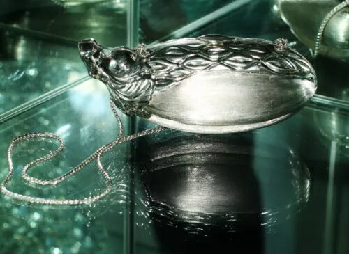 ジュディス・リーバー ミュージアム アイコニック エッグプラント プラチナシルバー メタルバッグ ミノディエール クラッチ