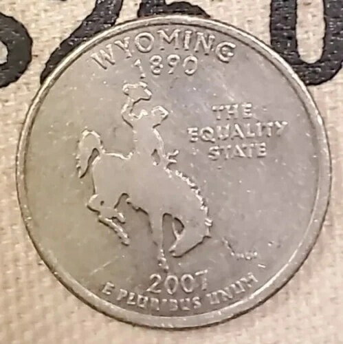 楽天WORLD RESOURCE【KING店】2007 年米国造幣局ワイオミング州 25 セント硬貨 （P） Cud Error *希少コイン* 中心からずれて打たれています。