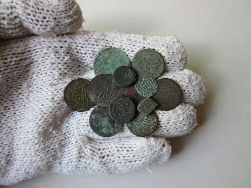 イスラム中世期の銅貨または青銅貨12枚の希少な古代ロット。未洗浄。