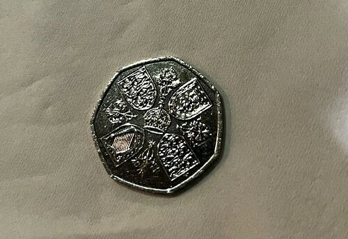 チャールズ国王戴冠式記念の超レア50ペンスコイン｜送料無料