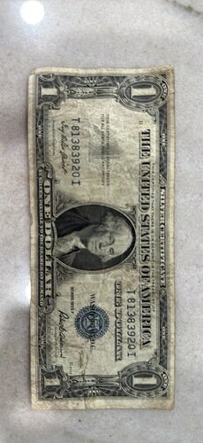 Rare One Dollar 1935商品について流通/非流通 流通額面 1ドルコイン ピース組成 銀発行年 1935年純度 0.9打刻タイプ ビジネスグレード 未鑑定造幣局所在地 フィラデルフィア製造国/地域 アメリカ合衆国認証 未鑑定注意事項※以下の注意事項をご理解のうえ、ご購入ください■ 鑑定済みコイン・紙幣について各種コイン・紙幣の鑑定機関（NGC、PCGS、PMGなど）は、収集品の真贋鑑定およびグレーディングを行う専門機関です。鑑定後の商品は、専用ケース（スラブ）に封入され、状態を示すグレードが付与されます。■ グレードについてグレードはコイン・紙幣自体の状態を評価するものであり、ケース自体の品質や状態を保証するものではありません。製造・輸送時の影響により、以下のような状態が発生する場合がございます。- 軽微なスレ傷・拭き傷（特に光の角度で見えるもの）- ケース内部のホコリ・小さな異物（鑑定機関の検品基準を満たしている場合）- ラベルのズレ・わずかな傾きこれらは鑑定機関の基準内であり、返品・交換の対象とはなりませんのでご了承ください。■ ラベルの種類について各鑑定機関では、コイン・紙幣の状態や鑑定の結果に応じて異なるラベルが付与されます。- 通常ラベル（Standard/Regular）：一般的なグレード付き鑑定済みコイン・紙幣- オーセンティック（Authentic）：グレードなしで真贋のみ保証- 詳細グレード（Details）：クリーニング跡やエッジのダメージがあるが本物と認定- 特別ラベル（Special Label）：記念版や特定のデザインの限定ラベル - 例：NGC「Early Releases」「First Releases」、PCGS「First Strike」 などグレードやラベルの種類は、商品画像および説明文をご確認のうえ、ご購入ください。■ 在庫状況について当店の商品は海外から取り寄せております。ご購入のタイミングによっては在庫切れとなる場合がございます。その際はご連絡のうえ、ご注文をキャンセルさせていただく場合がございますので、あらかじめご了承ください。■ ご注文後のキャンセルについてご注文と同時に商品のお取り寄せを開始するため、お客様都合によるキャンセルは承っておりません。■ 配送についてお届けまでに通常2〜3週間ほどかかります。海外の祝日や天候、税関手続きにより通常より配送が遅れる可能性がございます。■ 保証について商品説明に英語で「保証（warranty）」と記載があっても、日本国内では適用されませんのでご了承ください。 当店では、商品到着後7日以内の初期不良に限り、対応させていただきます。 （返品規約の詳細については、楽天市場内の会社概要欄下部をご参照ください。）■ 商品の色・素材感について撮影環境やモニター設定により、実際の商品と色味や質感が異なる場合がございます。■ 価格変動について希少性の高い商品は市場価格の変動により、追加料金をお願いする場合がございます。追加料金に同意いただけない場合には、ご注文のキャンセルが可能ですので、ご安心ください。■ その他サービスについて海外製品の輸入代行も承っております。ショップに掲載されていない商品でもお探し可能ですので、お気軽にご相談ください。尚、業者販売（業販）や複数購入の場合、割引対応も可能です。ご希望の方はお問い合わせください。