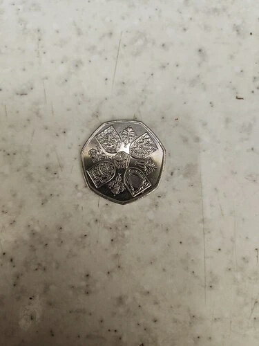 チャールズ国王戴冠式記念の超レア50ペンスコイン｜送料無料