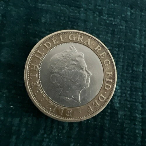 希少な2ポンド硬貨、1998年「巨人の肩の上に立つ」鋳造エラー