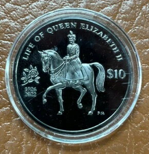 2022年 BVI エリザベス2世女王の生涯 シルバー プルーフ 10ドル パールブラック仕上げ 箱/COA