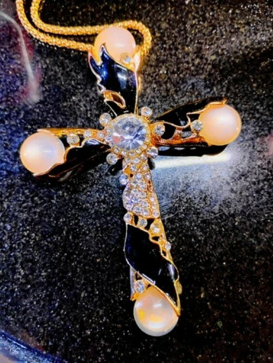 希少なベッツィ・ジョンソン ムーンストーン ラインストーン ブラックエナメル クロスペンダントネック..