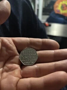 珍しいサミュエル ジョンソンの辞書 1755 年版 サクソン語のペニー複数形 2005 年版 50 ペンス硬貨。