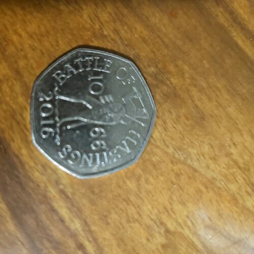1066年ヘイスティングズの戦いの50ペンス硬貨。「歴史の一部に投資しましょう。」