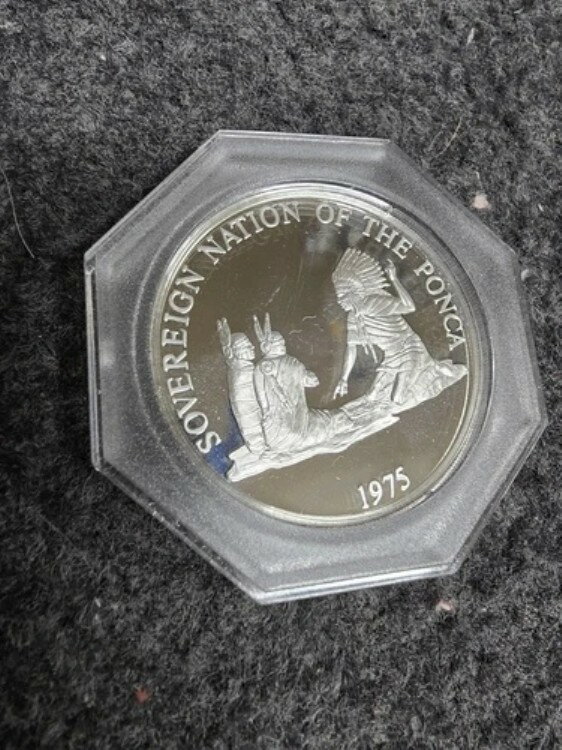 SOVEREIGN NATION OF THE PONCA COIN..999 SILVER, .82 OZ, 1975, NEW商品について組成：銀形状：ラウンド発行年：1975年純度：0.999単位あたりの貴金属含有量：0.82オンス製造国／地域：アメリカ合衆国ブランド／造幣局：フランクリンミント注意事項※以下の注意事項をご理解のうえ、ご購入ください■ 鑑定済みコイン・紙幣について各種コイン・紙幣の鑑定機関（NGC、PCGS、PMGなど）は、収集品の真贋鑑定およびグレーディングを行う専門機関です。鑑定後の商品は、専用ケース（スラブ）に封入され、状態を示すグレードが付与されます。■ グレードについてグレードはコイン・紙幣自体の状態を評価するものであり、ケース自体の品質や状態を保証するものではありません。製造・輸送時の影響により、以下のような状態が発生する場合がございます。- 軽微なスレ傷・拭き傷（特に光の角度で見えるもの）- ケース内部のホコリ・小さな異物（鑑定機関の検品基準を満たしている場合）- ラベルのズレ・わずかな傾きこれらは鑑定機関の基準内であり、返品・交換の対象とはなりませんのでご了承ください。■ ラベルの種類について各鑑定機関では、コイン・紙幣の状態や鑑定の結果に応じて異なるラベルが付与されます。- 通常ラベル（Standard/Regular）：一般的なグレード付き鑑定済みコイン・紙幣- オーセンティック（Authentic）：グレードなしで真贋のみ保証- 詳細グレード（Details）：クリーニング跡やエッジのダメージがあるが本物と認定- 特別ラベル（Special Label）：記念版や特定のデザインの限定ラベル - 例：NGC「Early Releases」「First Releases」、PCGS「First Strike」 などグレードやラベルの種類は、商品画像および説明文をご確認のうえ、ご購入ください。■ 在庫状況について当店の商品は海外から取り寄せております。ご購入のタイミングによっては在庫切れとなる場合がございます。その際はご連絡のうえ、ご注文をキャンセルさせていただく場合がございますので、あらかじめご了承ください。■ ご注文後のキャンセルについてご注文と同時に商品のお取り寄せを開始するため、お客様都合によるキャンセルは承っておりません。■ 配送についてお届けまでに通常2〜3週間ほどかかります。海外の祝日や天候、税関手続きにより通常より配送が遅れる可能性がございます。■ 保証について商品説明に英語で「保証（warranty）」と記載があっても、日本国内では適用されませんのでご了承ください。 当店では、商品到着後7日以内の初期不良に限り、対応させていただきます。 （返品規約の詳細については、楽天市場内の会社概要欄下部をご参照ください。）■ 商品の色・素材感について撮影環境やモニター設定により、実際の商品と色味や質感が異なる場合がございます。■ 価格変動について希少性の高い商品は市場価格の変動により、追加料金をお願いする場合がございます。追加料金に同意いただけない場合には、ご注文のキャンセルが可能ですので、ご安心ください。■ その他サービスについて海外製品の輸入代行も承っております。ショップに掲載されていない商品でもお探し可能ですので、お気軽にご相談ください。尚、業者販売（業販）や複数購入の場合、割引対応も可能です。ご希望の方はお問い合わせください。