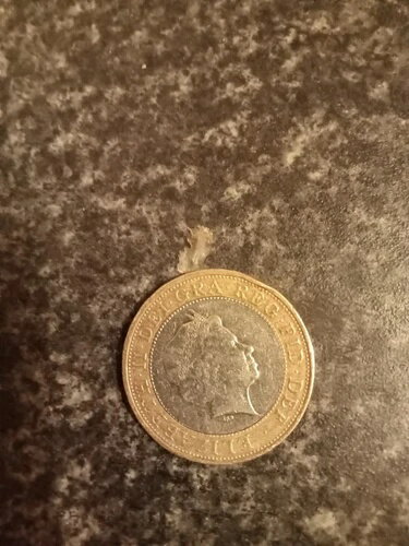 希少な 2 ポンド硬貨、1998 年、巨人の肩の上に立つ、鋳造エラーあり。