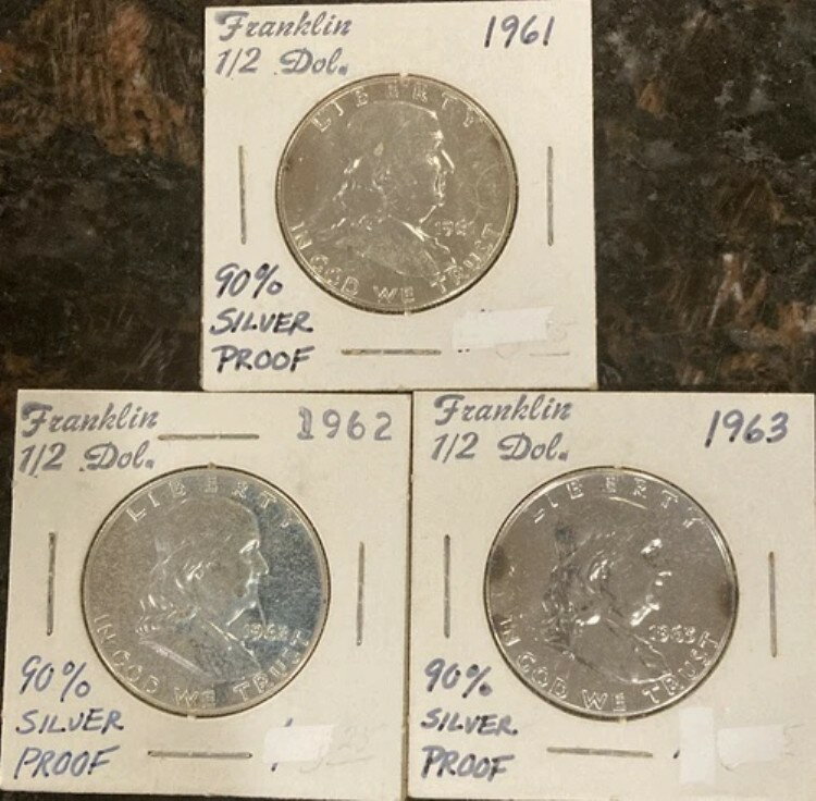 1961 年、1962 年、1963 年の 3 枚のプルーフ フランクリン ハーフ ドルがコイン ペーパー ホルダーに..