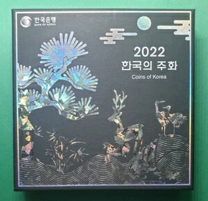 2022 SOUTH KOREA 2022 MINT 6 COIN SET W/CASE商品について流通/未流通 未流通構成 アルミニウムブロンズ年 2022年グレード 未評価認証 未認証注意事項※以下の注意事項をご理解のうえ、ご購入ください■ 鑑定済みコイン・紙幣について各種コイン・紙幣の鑑定機関（NGC、PCGS、PMGなど）は、収集品の真贋鑑定およびグレーディングを行う専門機関です。鑑定後の商品は、専用ケース（スラブ）に封入され、状態を示すグレードが付与されます。■ グレードについてグレードはコイン・紙幣自体の状態を評価するものであり、ケース自体の品質や状態を保証するものではありません。製造・輸送時の影響により、以下のような状態が発生する場合がございます。- 軽微なスレ傷・拭き傷（特に光の角度で見えるもの）- ケース内部のホコリ・小さな異物（鑑定機関の検品基準を満たしている場合）- ラベルのズレ・わずかな傾きこれらは鑑定機関の基準内であり、返品・交換の対象とはなりませんのでご了承ください。■ ラベルの種類について各鑑定機関では、コイン・紙幣の状態や鑑定の結果に応じて異なるラベルが付与されます。- 通常ラベル（Standard/Regular）：一般的なグレード付き鑑定済みコイン・紙幣- オーセンティック（Authentic）：グレードなしで真贋のみ保証- 詳細グレード（Details）：クリーニング跡やエッジのダメージがあるが本物と認定- 特別ラベル（Special Label）：記念版や特定のデザインの限定ラベル - 例：NGC「Early Releases」「First Releases」、PCGS「First Strike」 などグレードやラベルの種類は、商品画像および説明文をご確認のうえ、ご購入ください。■ 在庫状況について当店の商品は海外から取り寄せております。ご購入のタイミングによっては在庫切れとなる場合がございます。その際はご連絡のうえ、ご注文をキャンセルさせていただく場合がございますので、あらかじめご了承ください。■ ご注文後のキャンセルについてご注文と同時に商品のお取り寄せを開始するため、お客様都合によるキャンセルは承っておりません。■ 配送についてお届けまでに通常2〜3週間ほどかかります。海外の祝日や天候、税関手続きにより通常より配送が遅れる可能性がございます。■ 保証について商品説明に英語で「保証（warranty）」と記載があっても、日本国内では適用されませんのでご了承ください。 当店では、商品到着後7日以内の初期不良に限り、対応させていただきます。 （返品規約の詳細については、楽天市場内の会社概要欄下部をご参照ください。）■ 商品の色・素材感について撮影環境やモニター設定により、実際の商品と色味や質感が異なる場合がございます。■ 価格変動について希少性の高い商品は市場価格の変動により、追加料金をお願いする場合がございます。追加料金に同意いただけない場合には、ご注文のキャンセルが可能ですので、ご安心ください。■ その他サービスについて海外製品の輸入代行も承っております。ショップに掲載されていない商品でもお探し可能ですので、お気軽にご相談ください。尚、業者販売（業販）や複数購入の場合、割引対応も可能です。ご希望の方はお問い合わせください。
