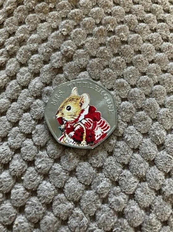 2018年 ミセス・タイトルマウス 未流通 50ペンスコイン + カラーデカール ビアトリクス・ポター