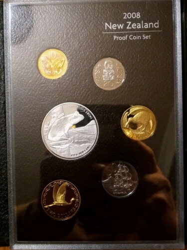 2008年ニュージーランド銀貨プルーフセット。5ドル銀貨ハミルトン・フロッグコイン付き。