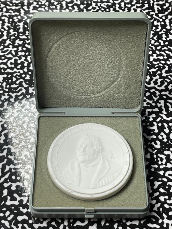 yɔi/iۏ؏tz AeB[NRC _RC [] 1983hCc}[eB[T[zCg탁_bgB1384IWi{bNX 1983 East Germany Martin Luther White Porcelain Medal Lot#B1384 Original Box