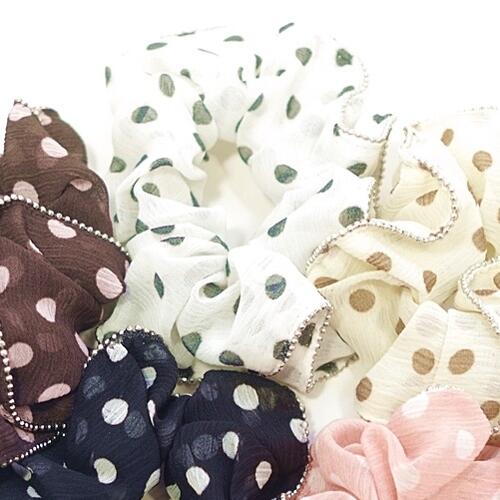 【残り1p】シュシュ オーガンジー 水玉模様 シルバーカットボールチェーンの縁どり 〔ヘアゴム 小さめ しっかりしたゴム かわいい ちょっとキラキラ 透け感 ドット柄 髪どめ ポニーテール 髪留め ヘアアクセサリー デイリー 普段使い おしゃれ〕