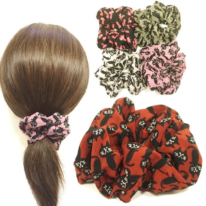 【限定品 残り1p】シュシュ やや大きめ なめらかしっとりとろみ生地 猫柄 〔ヘアゴム しっかりしたゴム..