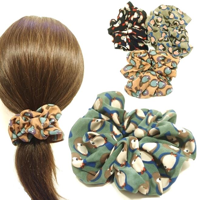 【限定品】シュシュ やや大きめ なめらかしっとりとろみ生地 小鳥柄 〔ヘアゴム しっかりしたゴム かわ..