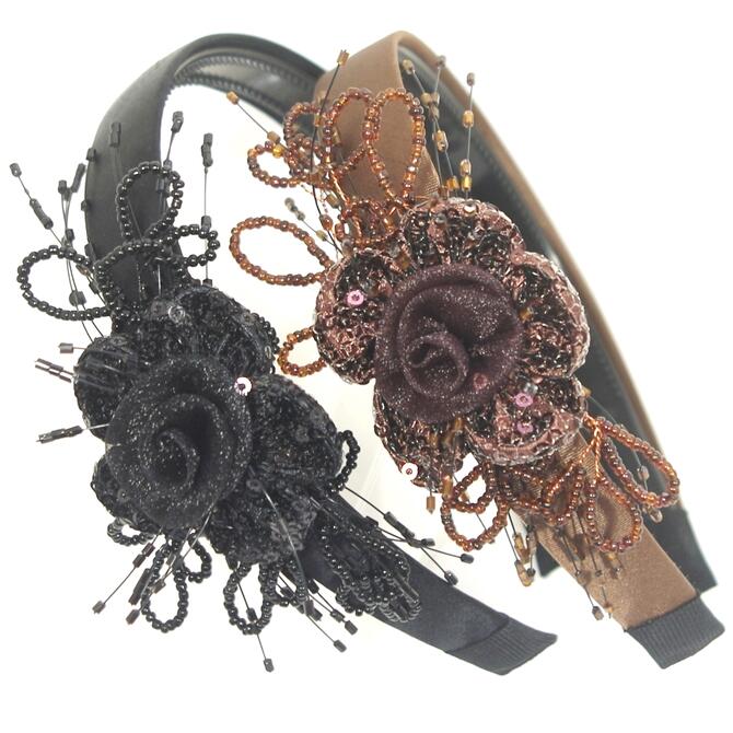 乐天商城 - 【限定品】カチューシャ スパンコールのお花 ビーズの葉っぱ 飾り付き 〔ヘッドドレス サイド 華やか ヘアアクセサリー 大きめ 髪飾り エレガント かわいい ユニーク パーティー お呼ばれ 結婚式 イベント 舞台 発表会 お出かけ 大人 ヘアアレンジ まとめ髪〕