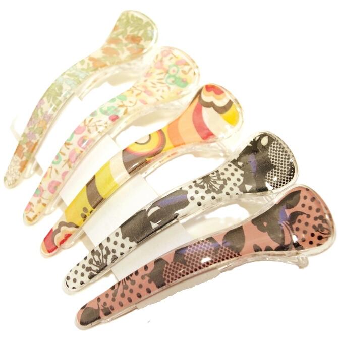 乐天商城 - 【限定品】コンコルド クリップ 大 プリント生地入り 〔ヘアクリップ 大きい カーブ ビーク くちばし 量の多い髪 フルアップ 髪留め プラスチック 軽い くし歯付 しっかりとまる カラフル お花柄 ユニーク 1点物 かわいい 大人 レディース ヘアアクセサリー〕
