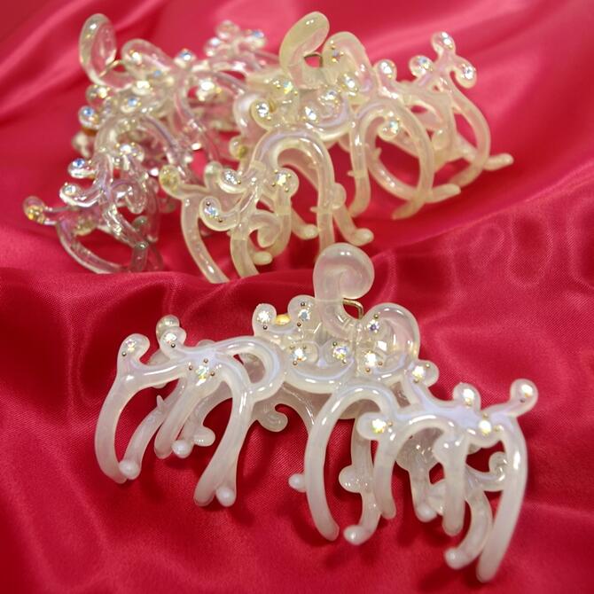 【限定品】 バンスクリップ 大 透かし蔓草模様 クリア プレミアム オーロララインストーン&スタッズ 〔やや大きめ ヘアクリップ まとめ髪どめ キラキラ 華やか...