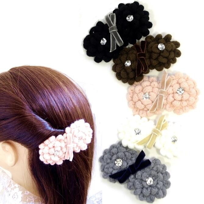 乐天商城 - ヘアクリップ ツイン ニットフラワー ベロアリボン付 〔髪どめ ビーク くちばしクリップ ワニクリップ ダッカール 髪留め 髪飾り ヘアアクセサリー おしゃれ ヘアアレンジ アクセント ベルベットミニリボン 秋冬 暖かい あたたかいアイテム〕