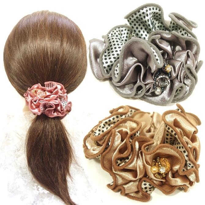 キラキラチャームと水玉模様がかわいいシュシュ（ヘアゴム） シュシュ本体は表面が無地、裏面が水玉模様と、サテン生地が二重で縁どり付 しっかりした丁寧な仕上げ 飾りは大粒カットビーズ＋パールビーズ＋クリアラインストーン＋グラスビーズのセットが3か所 無地のギャザーの間からキラキラがチラ見えして、派手すぎません 水玉模様は小さい黒ドットなので子供っぽくなくキリっとしたアクセントになっています ちょっとおしゃれな華やかヘアスタイルを演出します フリルもたっぷりでボリュームがあります しっかりしたゴムでよくとまります 【色】グレー、ブラウン、ピンク（赤みのある色） 【サイズ (約)】 直径 11 cm、 幅 6 cm ※ メール便可○