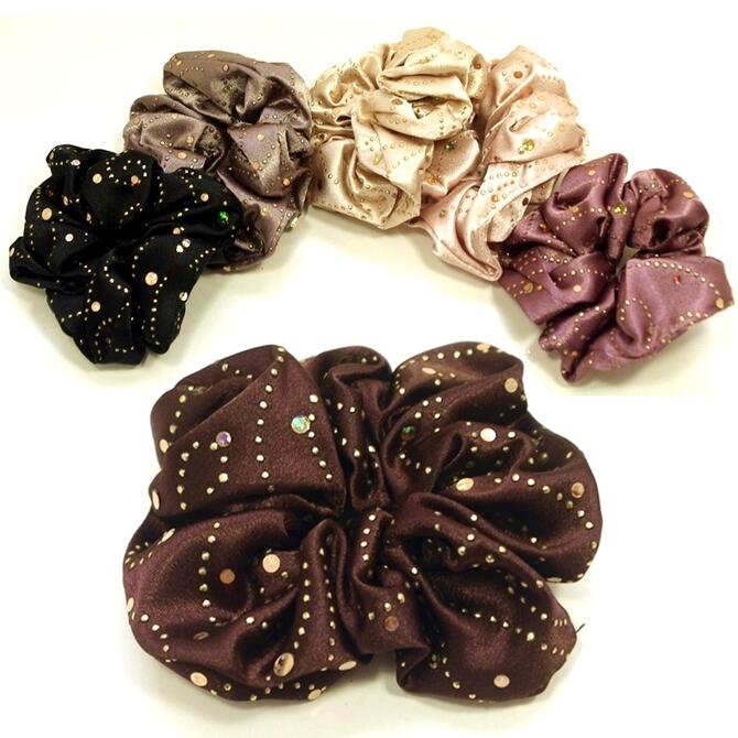 【訳あり】シュシュ サテン ゴールドスタッズ&スパンコール 〔ヘアゴム 髪どめ やや小さめ キラキラ かわいい おしゃれ ヘアアクセサリー プチプラ〕