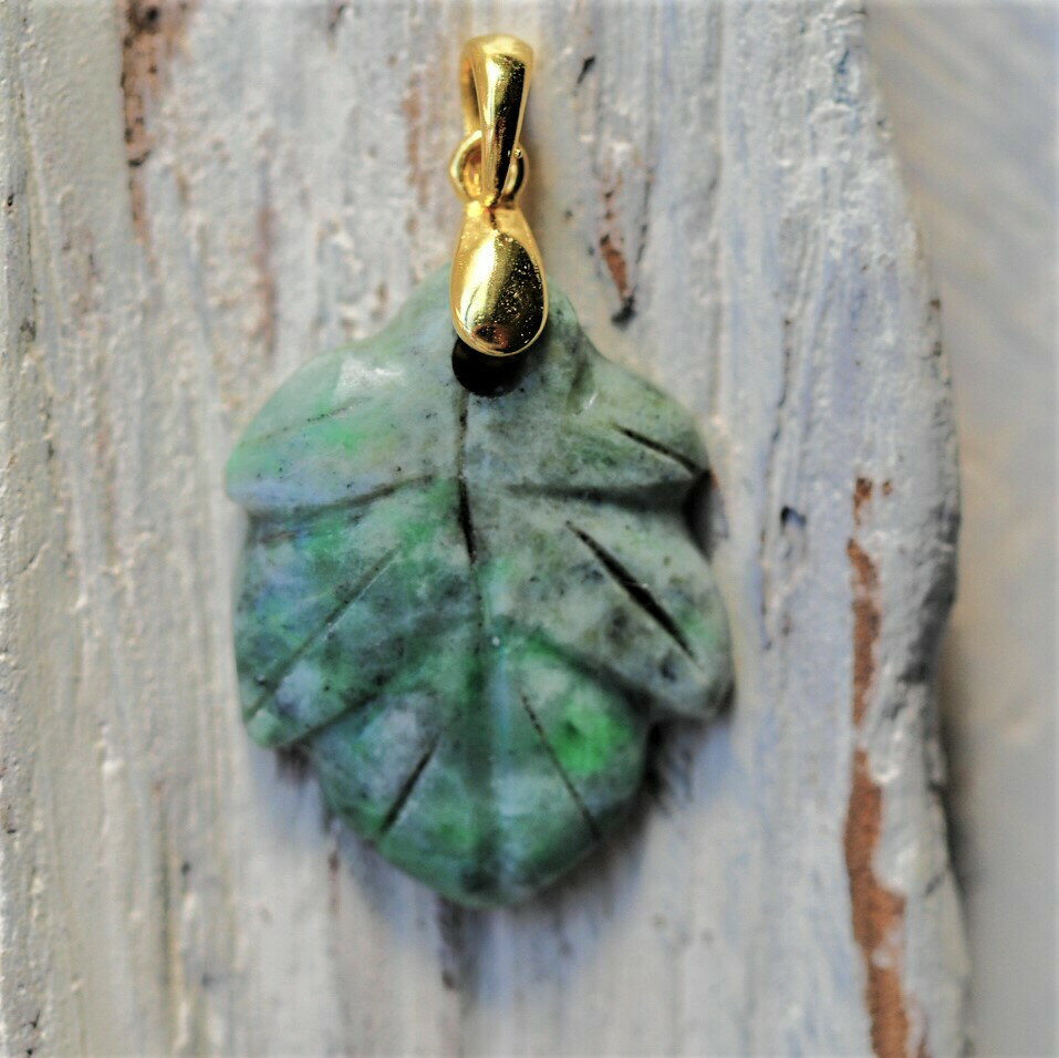 糸魚川翡翠　SV　ペンダントトップ　天然無処理ヒスイ