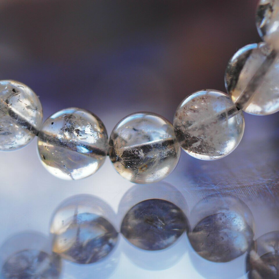 商品情報（特徴など）こちらは、パキスタンのヒマラヤ水晶のブレスレットです。独特な雰囲気を持つヒマラヤの天然クォーツは、滅多に採れません。光が当たると光に当たると、ブラックの内包物あり。ワントーン明るく輝き、ヒマラヤ水晶の天然風合いもそのまま活かして、自然な魅力を見せてくれます。 素材天然水晶サイズ＊天然チベット水晶サイズ：約10.5mm*ブレスレット内径サイズ：約16cm備考大人感あるしっかりした水晶のブレスレットです。（注意）※モニターの発色によって、色味が実物と異なる場合がございます。ヒマラヤ水晶　ブレスレット　天然水晶 光が当たるとヒマラヤ水晶の天然風合いもそのまま活かして、自然な静寂を感じています。 3