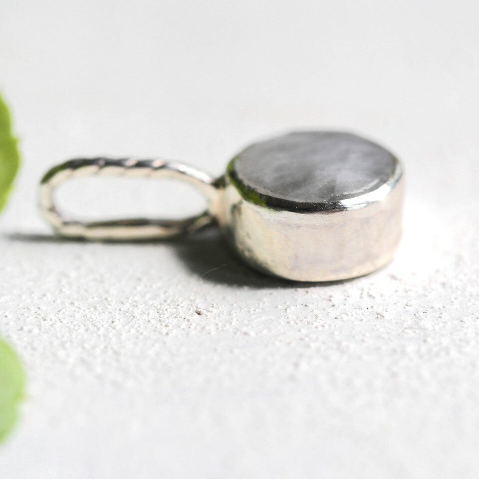 糸魚川翡翠　SV　ペンダント　天然無処理ヒスイ