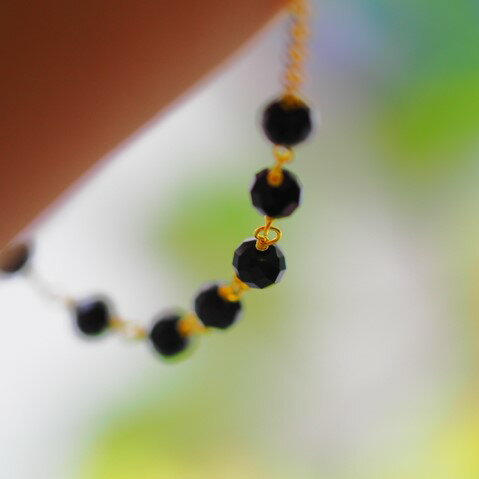 商品説明(特徴など) 3.5mmの小さなオニキスのSVチェーンブレスレット。細い繊細なチェーンがさらさらと動き、手首を素敵に演出してくれます。 留め具にも輝きが美しいミラボールを一粒。ノースリーブや、イージーなウェアの似合う春夏の季節に 逃...