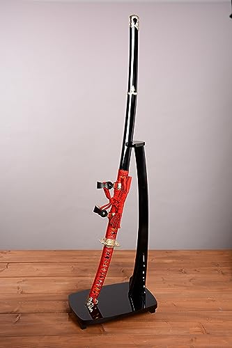 商品情報 商品の説明 主な仕様 【太刀】全長：約102cm　刃渡り：約71cm　柄長：約25cm　【掛台】高さ：約63cm　幅：約31cm　奥行：約21cm 【太刀】約1,250g　【掛台】約1,100g 【素材】 刃身・金具：亜鉛合金　鞘：木　柄糸・下げ緒：人絹　柄本体：木製（龍布貼）　掛台：木製