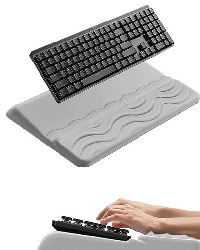 【2 in 1 エルゴノミックデザイン】キーボードスタンドとリストサポートを一体化。煩わしい調整不要で、常に安定したタイピングを実現します。 【2段階の高さ調整】低め12.5°はハイプロファイル対応、高め3°はロープロファイル/メンブレン対応。用途に合わせて快適な角度を選べます。 【低反発メモリーフォーム】やわらかく沈み込み、ゆっくり戻る素材が手首を優しく支え、長時間の作業でも快適さを保ちます。 【滑り止めPUベース】底部にPU素材を採用し、デスクにしっかり密着。激しいタイピングやゲーム中でもズレにくく、安定性抜群。 【通気性と快適性】 表面は通気性のある生地で蒸れにくく、オールシーズン快適に使用可能。長時間作業やゲームにも最適です。