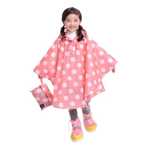 素材:ポリエステル 色:A/B/C/D/E/F/G/H サイズ:S(参考身長80-100CM)M(参考身長100-130CM) L(適用身長125-150CM)XL(適用身長135-155CM) 重量:約130g 対象:子供 【ご注意】色によって、付属している収納袋の形が異なります。また、予告もなく、改良されたタイプは発送されますので、お気になる方はご遠慮くださいませ。改良前は顎部分に調整ひもが付いています。改良後はひもがボタンに変更されています。詳細に関しては掲載している写真をご確認頂けます。 ポリエステル素材を採用し、柔らかくて通気速乾です。レインコートの表明にPVCコーティング処理されていて、防水性が良くて台風や梅雨時期には役たちます。 体型を選ばないポンチョタイプなので、着心地は良いです。 レインウェアを折り畳んで付属している収納袋に入れて、持ち運びがすごく便利です。 雨の日の保育園や幼稚園、学校への通学、自転車にぴったり!おしゃれでシンプルさを追求した、男の子にも女の子にも似合う、色鮮やかでかわいいレインウェアです。