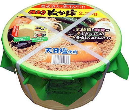 内容量:2.3KG 商品サイズ (幅X奥行X高さ):260MM×260MM×150MM 原材料:熟成ぬか:米ぬか、食塩、酒粕、調味料、焼ミョウバン、酒精/補充ぬか(味付け椎茸ぬか):米ぬか、食塩、貝カルシウム、こうじ、椎茸粉 原産国:日本 かき混ぜやすい丸い樽型の容器に熟成済みぬか床と補充用ぬか、使い方などのしおりが入っています。一度にたくさんの野菜を漬けられます。