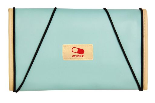 商品サイズ (幅x奥行x高さ) :幅270x厚み20x折りたたみ時高さ162.5mm(壁掛け時高さ:650mm) 原産国:日本 内容量:1個 材質:本体:ポリウレタン/ポリエステル、ファスナー/ポケット:ポリエチレン、ハトメ:真鍮(メッキ)、ヒモ:アクリル