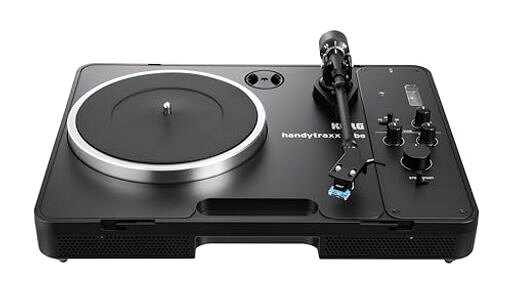 音と品質に限界までこだわったポータブル・レコードプレーヤー。ステレオ・スピーカー内蔵、単3形電池によるバッテリー駆動により、アナログ・レコードをどこでも楽しめます。 アルミ・ダイキャスト製のプラッター、常にピッチを監視し設定した速度に制御するプログラムを導入し、ベルト・ドライブ方式においても安定した回転を可能にしています。 ヘッド・シェルの交換が可能なユニバーサル・タイプのアームを採用。カートリッジによって異なる適正針圧に調整するため、トーン・アームにはカウンター・ウェイトを搭載(推奨針圧4g以下)。出荷時にはJICO製、J44A 7* MM型カートリッジがヘッド・シェルに取り付けられております。 次世代真空管「Nutube」を活用した真空管式フォノ・イコライザーを搭載。倍音付加の具合は「TUBE」ノブによって調整可能。また、手元で自分好みの音に調整できるBASSとTREBLEの2つのトーン・コントロールを搭載。 USBケーブル一本で本体からPCに録音することが可能。*録音用ソフトウェアは付属しておりません。フリーウェアまたは市販のソフトウェアなどを使用してください。