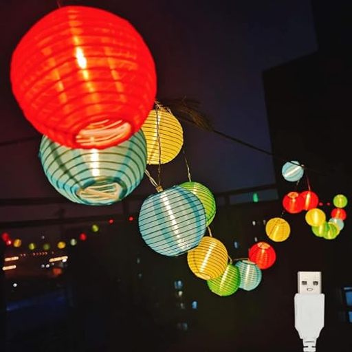【LED提灯ライト】40個電球並列連結、全長6Mで、十分な長さを持ち。優しい電球色、温かみのある照明がロマンティックな雰囲気を作り出し、快適さと暖かさを感じさせます。ちょうちんの直径:7.5cm、各提灯間の距離:約15cm、色:5色、電源:USB給電、電圧:5V; 【便利なUSB給電式】USB給電式なので、コンピューター、壁のコンセントなどのUSBポートと同期できます、電源に差し込むだけで点灯し続けします。低発熱且つ省エネのLEDを採用し、低圧の出力で電力消耗がすくない、電気代を削減します。 【組み立て簡単】提灯本体は折りたためる仕様に設計されており、使用する時に本体を展開して、LED電球とブラケットを中に嵌め込むだけで組み立てが完成する。不必要な配線がございません。 【セット内容】:USBライトケーブルx1本(全長6m)・提灯x40個(赤・黄・緑・青・紫の5カラーx各8個) ・プラケットx40個 ※組み立て式です。提灯は頑丈なナイロンとプラスチック材料を作られ、破れにくい、繰り返し使用できます。