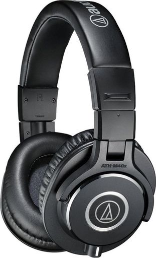 全帯域で色付けのない原音に忠実な再生音 正確なモニタリングを実現するモニターヘッドホン。 全周波数帯域で正確なモニタリングが行なえる新開発の強磁力φ40mmCCAWボイスコイルドライバーを搭載。 遮音性を高める楕円形状のイヤカップを採用し長時間使用でも快適なモニタリング。 片耳モニタリングが可能な90度の反転モニター機構。 ヘッドホンを首から掛けてモニタリングする際に便利な前方90度/後方15度の反転モニター機構を採用しました。 新採用のイヤパッド、ヘッドパッド素材で高耐久性を実現。