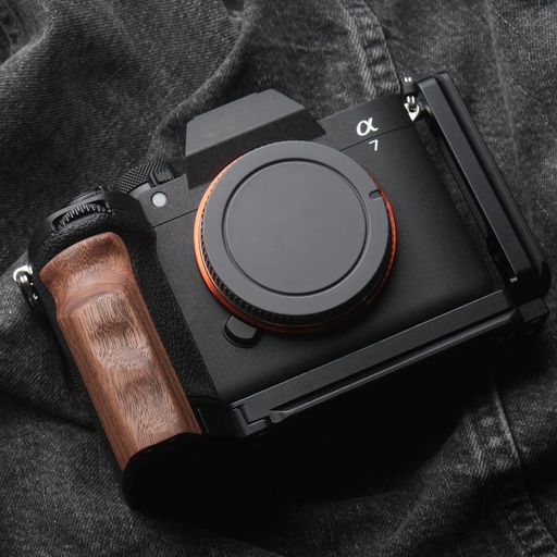 RYDSCAM 実木 カメラグリップ 、対応 Sony ソニー a7v A7M5 α7V Alpha 7 Mark V カメラ専用 L型クイックリリース プレート·独自防滑指溝·超極細繊維植絨·高級珍木 木製ハンドル (クルミ黒板-縦撮り…