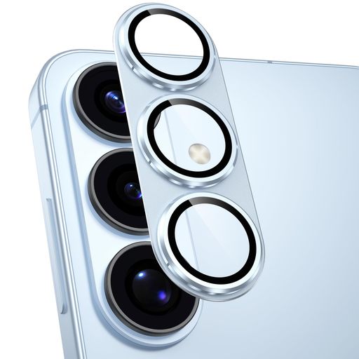 【3代目進化版・全面保護】弊社のSamsung Galaxy S26+用カメラ保護フィルムは最高硬度9Hの強化ガラスとアルミ合金を採用し、一体化構造設計により、従来の製品と比べて保護性が大幅に向上。さらに、特殊な飛散防止設計により万が一強力な衝撃でガラスが割れてしまった際にも飛散することなく、高い安全性を確保します。 【一体化デザイン・徹底防御!】レンズの部分だけでなく、四角い台座までもカバーする一体型デザインで、衝撃をより効果的に吸収し、レンズをしっかり保護します。鍵やカッターなどの鋭利な物が当たっても傷つきにくい設計で、日常の衝撃や摩擦からレンズを最高レベルで守ります。 【露出オーバー防止・超高透過率】露出過度を防ぐために黒縁デザインを採用し、フラッシュ撮影時の乱反射を軽減し、写真が白っぽくなる現象を抑えます。さらに、フィルム表面には光学ARコーティング技術を施し、光の透過率は99.99%に達し、本来の撮影体験をそのまま楽しめます。 【一体感・スマホケースと干渉なし】本体に沿って精密に設計されており、カメラレンズにぴったりフィットします。引っかかり感がなく、ほとんどのスマホケースと干渉しにくい設計です。