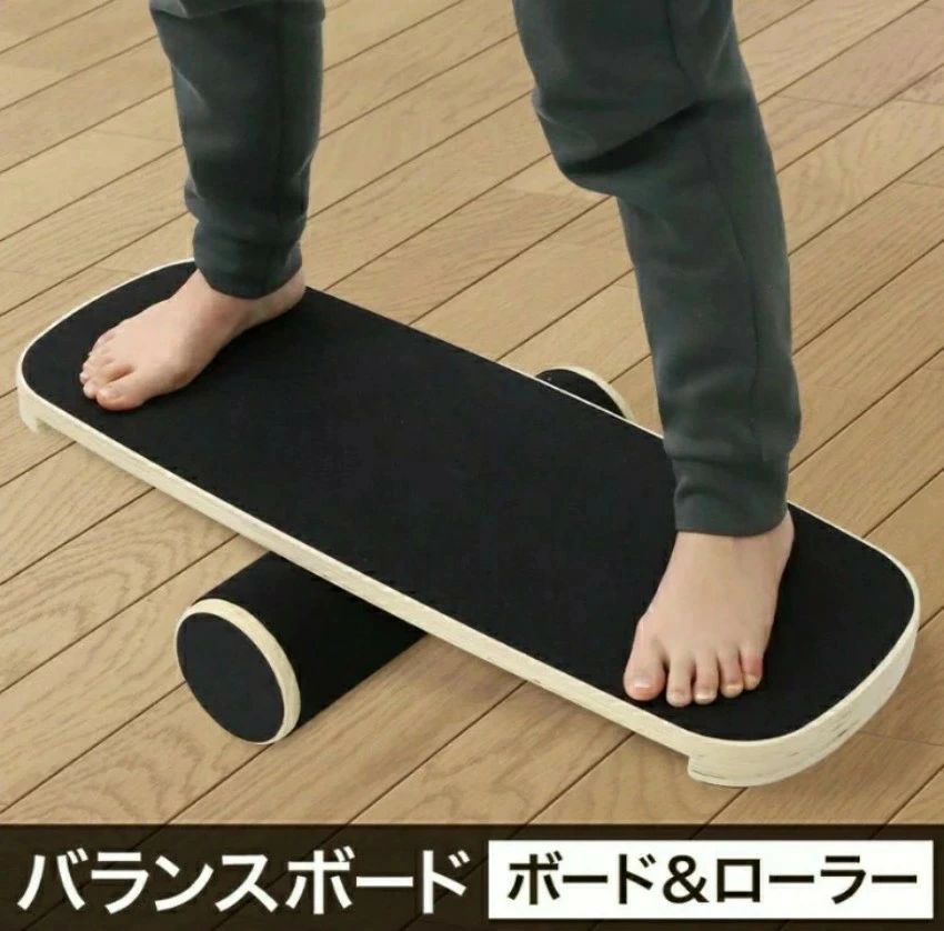 ローラー別バランスボード 【商品説明】 ●身体を芯から鍛える 体幹を鍛えるということは「身体の芯から鍛える」ということ。 体幹がしっかりしていると力が発揮しやすくなり、重い荷物が持てる、電車内で立っていてもよろけにくい、疲れがたまりにくい、腰痛になりにくい等のメリットが現れます。 また、バランスをとる動きで関節の可動域が広がり、膝、足、股関節の柔軟効果も。 スポーツをされる方はもちろん、日常生活における肉体の健康にも重要なトレーニングです。 大人から子どもまで、幅広い年代でご使用いただけます。 ●自宅で簡単体幹トレーニング 広く見積もって1m四方あればできる体幹トレーニング！ 省スペースで使えるのでおうちでも気軽に始められます。 慣れるまでは壁や人に手を貸してもらって掴まりながらでも大丈夫！ 慣れるとテレビを観ながらでもできるようになります。 ●ただ立つ以外でグレードアップ！ ボードの上に立つのはもちろん、座って、しゃがんだ状態でキープ、腕立て伏せ、スクワットも効果的！ 重点的にしたい場所、筋力アップしたい場所に合わせてトライしてください。 ●滑り止め＆ストッパーの安心加工 ボード表面には滑り止め加工が施してあるので、ボードの上で足を滑らせる心配がありません。 また、ボード両サイドには段差がありストッパーとなるので、端に寄せすぎた拍子に勢いでボードが滑り落ちないようにストップさせます。 【商品詳細】 サイズ(約)：ボード/幅73×奥行28×厚み最大4cm、ローラー/直径11×長さ41cm 重量(約)：ボード/2.3kg、ローラー/1.3kg ※効果の感じ方には個人差があります。 ※フローリングでの直置き使用は床を傷つける場合があります。
