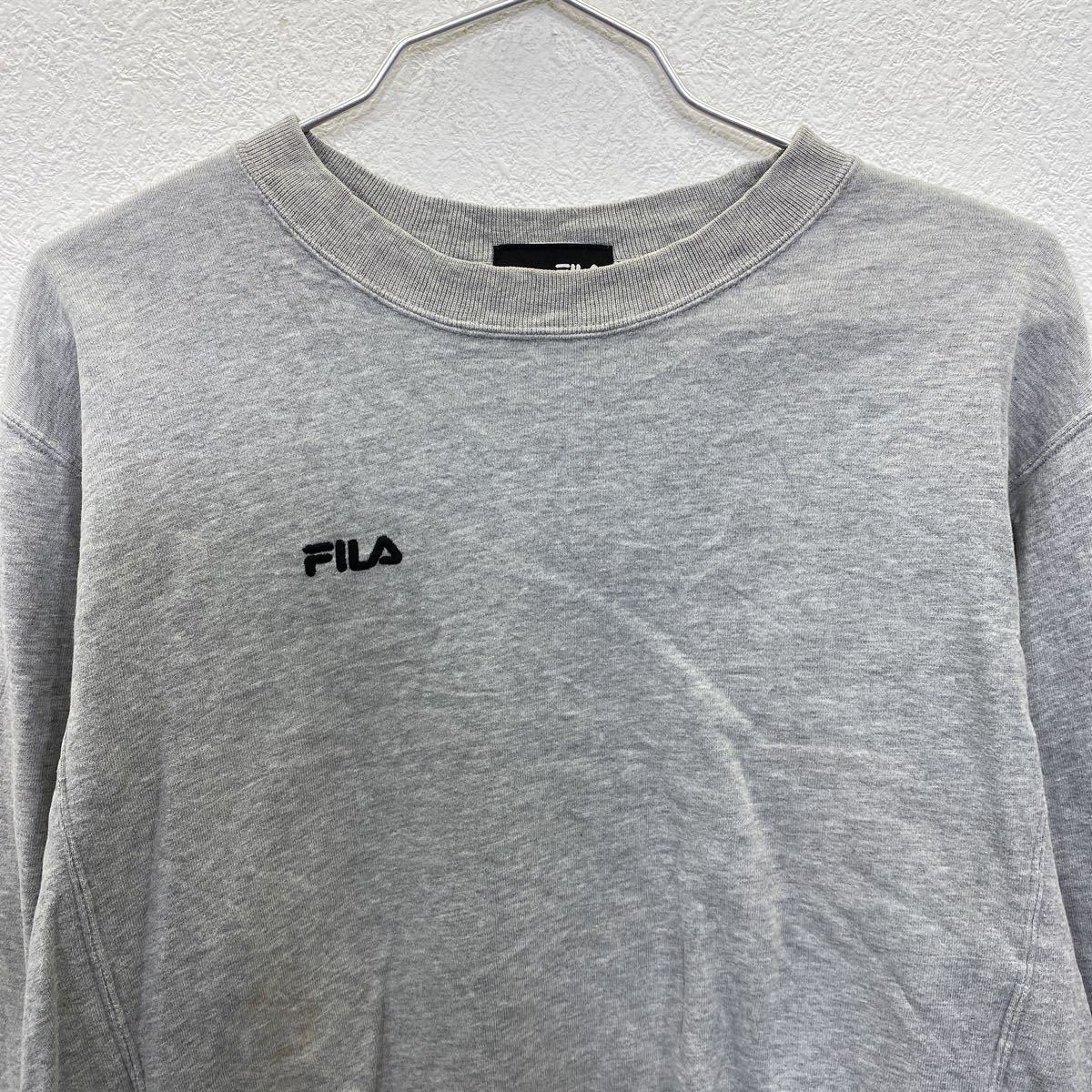 FILA クルーネックスウェット Mサイズ フィラ スポーツ ロゴ刺繍 ワンポイト グレー 古着卸 アメリカ仕入 t2208-3733