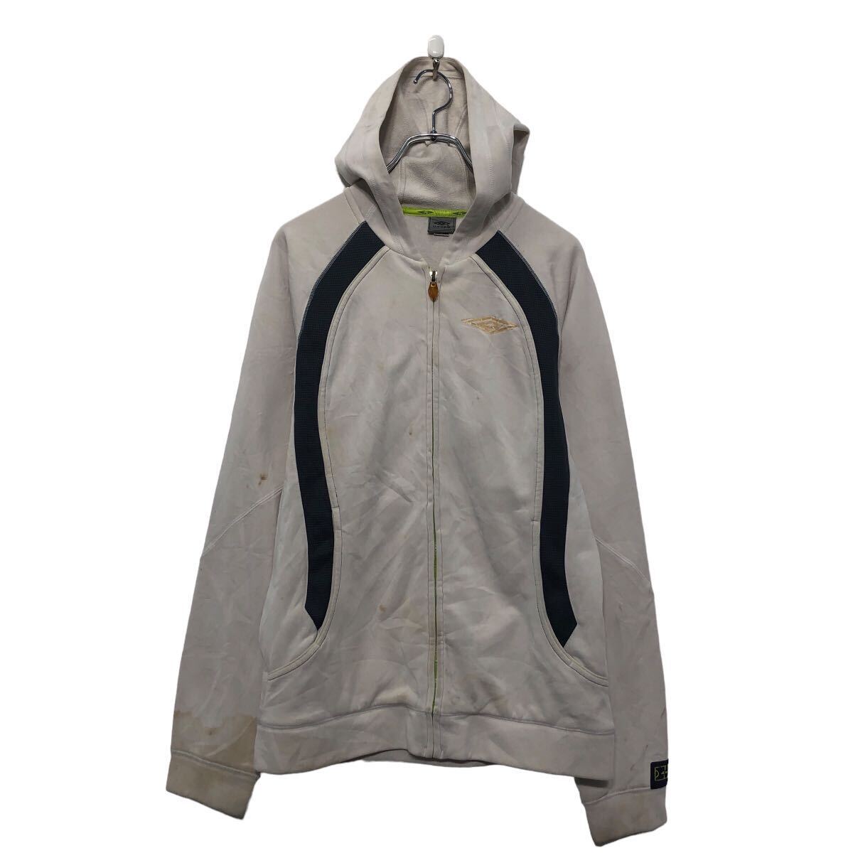 ★★複数点購入の場合は、1点分の送料で同梱発送致します。★★（合計金額が3,980円(税込)以上の場合は、送料無料となります。)商品に興味をもって頂き、誠に有難うございます。恐れ入りますが最後までお読み頂き、ご了承の上ご購入下さい。アメリカから輸入した アンブロ プリントスウェット の販売です。【商品説明】※色やデザインは画像をご覧ください。【サイズ】（海外規格の為、基本的には大きめのサイズ感となりますが、詳細は実寸をご参照ください。)サイズ表記にて S実寸着丈 65cm肩幅 ラグランcm身幅 49cm袖丈 58cm (袖下から計測)・素人採寸の為、誤差についてはご容赦下さい。・着用感につきましては普段着用されているものとの実寸を比較して参考にされてください。【状態】状態確認 Cランク品袖に汚れがあります。全体的に汚れ使用感ダメージが有ります。《ランク》A-デッドストックや未使用に近い状態B-使用感はあるが綺麗な状態C-使用感があり多少の汚れがある状態D-使用感があり汚れや破れがある状態（上記ランクは弊社基準でのランク付けとなります。あくまでも参考として頂き、詳細は画像をご確認の上、ご購入ください。また、見落としによる目立たない穴、ほつれ、破れ、汚れ等のダメージ品が混入している場合もございますことをご理解の上、ご購入をお願い致します。）・全体的に使用感はありますが着用に問題はありません。・未洗濯品です。・保管上の折りジワと、ベール品によるシワはご容赦下さい。・状態に特に敏感な方のご購入はご遠慮下さい。※不明な点がありましたらお気軽に、ご質問下さい。【発送】佐川急便で発送します。※（沖縄及び一部離島へはヤマト運輸で発送する場合があります）★★複数点購入の場合は、1点分の送料で同梱発送致します。★★（合計金額が3,980円(税込)以上の場合は、送料無料となります。)【ご注意】・購入後はノークレーム＆ノーリターンにて、お願い致します。（返品は一切お受けできません。）・古着、usedの特性等を充分にご理解頂ける方のご購入に限らせて頂きます。 古着にご理解の無い方、状態に特に敏感な方のご購入はご遠慮下さい。・サイズ感につきましては普段着用されているものとの実寸を比較して参考にされてください。・できるだけ現物に近い色味をお伝えできるように気を付けておりますが、撮影環境や使用するモニターによっては、商品と画像に若干の色誤差が生じますことをご了承ください。【営業について】 誠に勝手ながら、土曜、日曜、祝日、年末年始、ゴールデンウィークはお休みとさせて頂きます。また、お客様へのご対応時間は基本的には営業日の9:00〜17：00までになります。ご対応時間外や休業日にご購入いただいた商品や、ご質問など、頂いたご連絡への返信が滞る場合がございます。ご連絡、発送は休業明けより順次行っていきますのでご了承よろしくお願いいたします。★新商品、毎日大量入荷中です!!!20240523-0